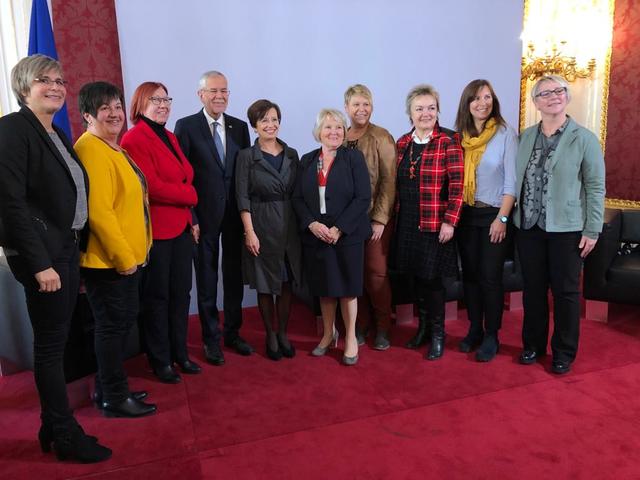 Klara Liszt (5.v.r.) und Renate Habetler (3.v.r.) waren bei Bundespräsident Alexander van der Bellen. | Foto: Renate Habetler