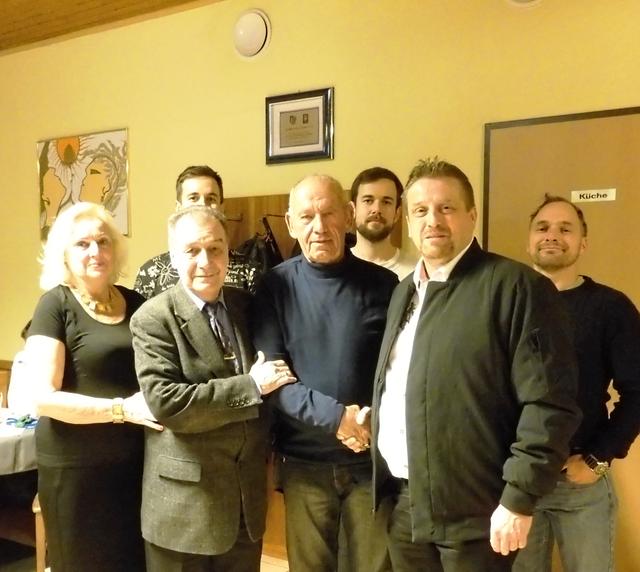 Die Gemeinderäte Walter Gall und Ing. Josef Gaida freuen sich über die Neukandidatur von Hermann Kranz in Theresienfeld: "Mit Hermann Kranz haben wir eine weithin anerkannte Persönlichkeit auf unserer Kandidatenliste! Wir danken "unserem" Weltmeister für seine großartige Unterstützung!"
Warum Hermann Kranz für die FPÖ in Theresienfeld antritt:
"Ich beobachte die Arbeit der FPÖ in Theresienfeld sehr genau und bin auch schon sehr lange mit Walter Gall in Kontakt. Er ist einer der anpackt, wenn es darauf ankommt und er hat neuen Schwung in den Gemeinderat gebracht. Beeindruckend ist sein persönlicher Einsatz im Kampf gegen die geplante Müllanlage in Theresienfeld. Er ist unermüdlich unterwegs, um die Leute über die Gefahren, welche von diese Müllanlage, besonders für unser Wasser, ausgehen, zu informieren. Er ist einer, der nicht nur redet, sondern mit sehr viel persönlichem Engagement auch etwas unternimmt!" | Foto: eigene Aufnahme