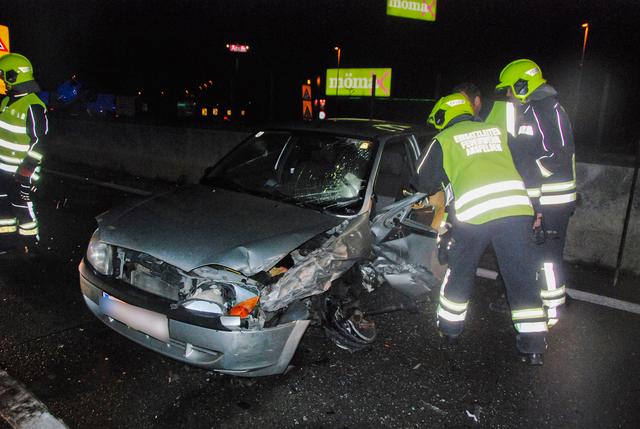 Ein betrunkener Geisterfahrer krachte auf der Westautobahn in den "Gegenverkehr".  | Foto: FOTOKERSCHI.AT / FF ANSFELDEN / UNBEKANNT