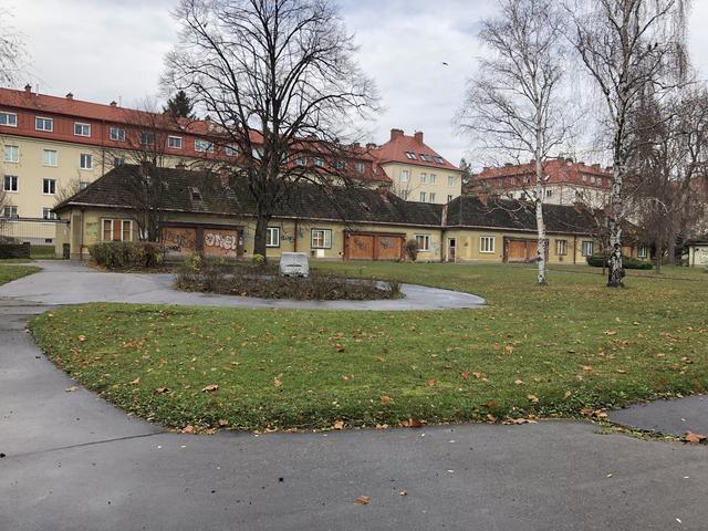 Verriegelte Fenster und Türen, zerbrochene Scheiben, bröckelnde Fassaden und beschmierte Wände. Die Alte-Leute-Siedlung war mal ein Vorzeigeprojekt der Stadt Wien.