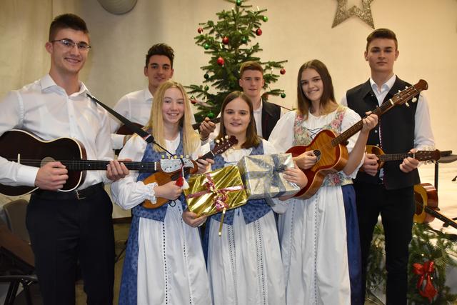 Der Nachwuchs stimmte ebenfalls auf Weihnachten ein.