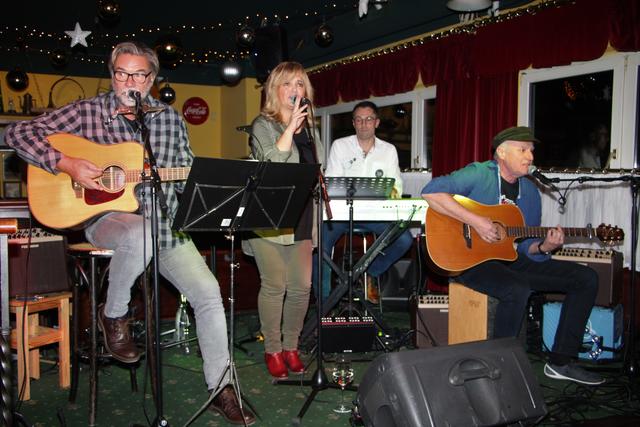 Die Weizer Band "Gegenlicht" hat soeben eine neue Weihnachts–Single auf den Markt gebracht.