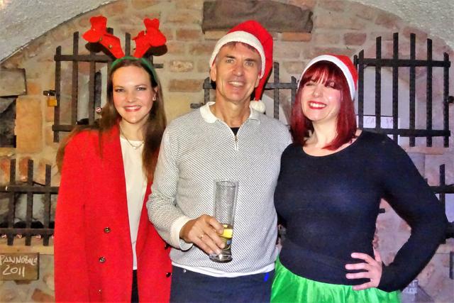 Patricia Hill, Gastgeber Heinz Hübner und Daniela Flickentanz im romantischen Weinkeller des Payerbacher Hofs. | Foto: RAXmedia