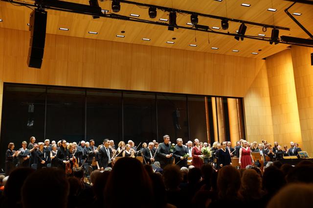 Unter Dirigentin Ingrid Czaika führten der Chor und das Ensemble „Cantomania“ im Haus der Musik eine Auswahl aus Bachs Weihnachtsoratorium auf. | Foto: Rüggeberg