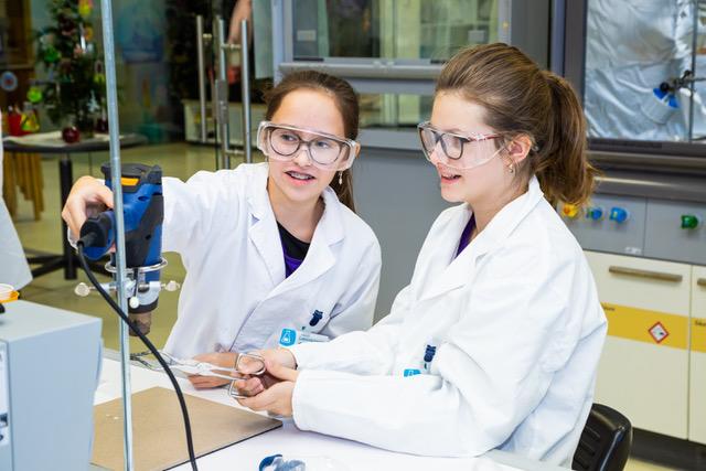 Die „Power Girls“ experimentieren im Open Lab der JKU
