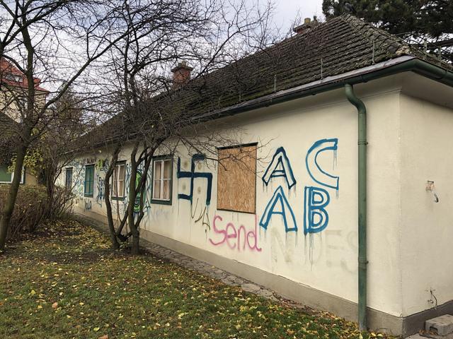 Verriegelte Fenster und Türen, zerbrochene Scheiben, bröckelnde Fassaden und beschmierte Wände. Die Alte-Leute-Siedlung war mal ein Vorzeigeprojekt der Stadt Wien.