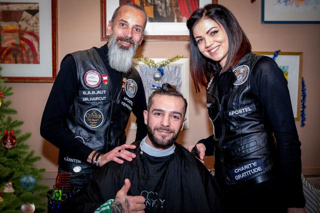 Barber Angels im Einsatz: Vizepräsident Markus Assel, Barber Queens-Chefin Evelin Rakuschek mit einem hochzufriedenen Kunden