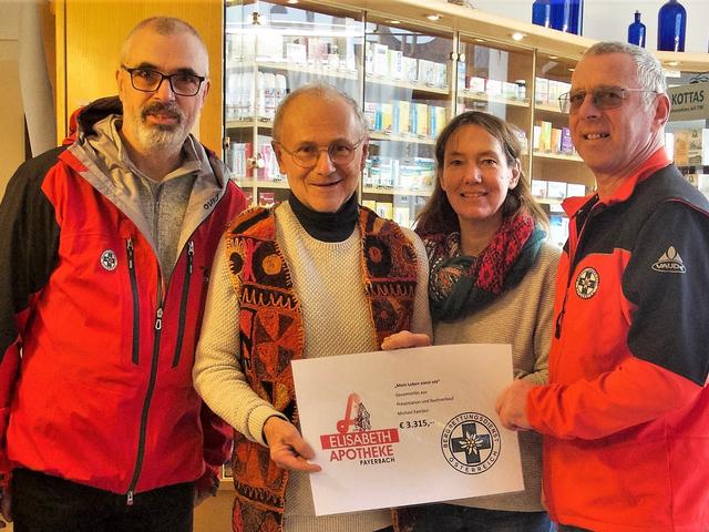 Ortstellenleiter Stv. Christian Hofer, Apotheker Michael und Gundi Eperjesi und Ortsstellenleiter Christian Dittler (v.l.). | Foto: Ewald Putz/Bergrettung Reichenau