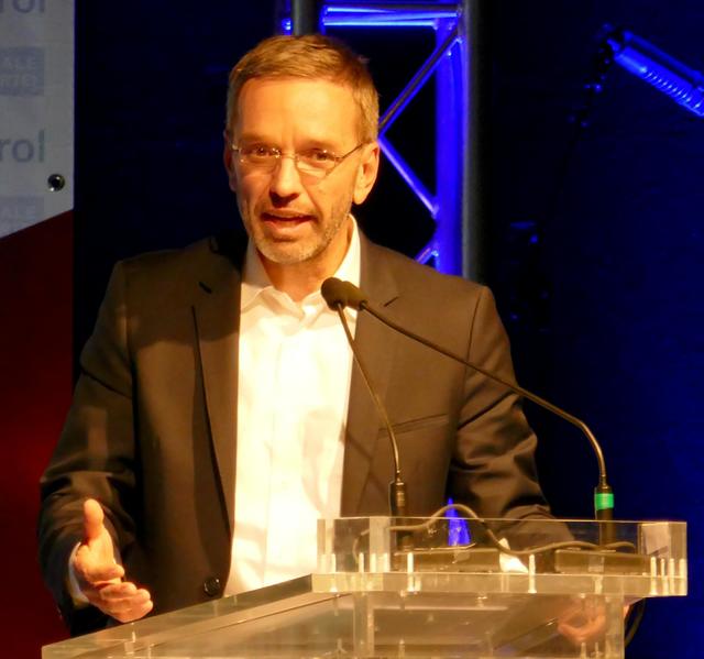 Herbert Kickl attackierte am FPÖ-Parteitag politische Gegner und Menschengruppen anderer Herkunft scharf.