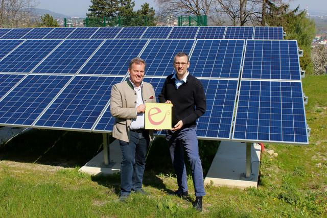 Stadtrat Leopold Spitzbart, Vizebürgermeister Roland Honeder vor der Photovoltaik-Anlage am Kollersteig. | Foto: Stadtgemeinde Klosterneuburg/SchuhE