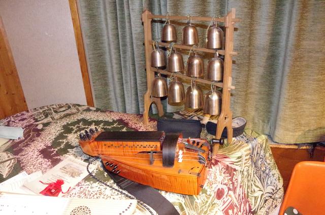 im Vordergrund die Drehleier