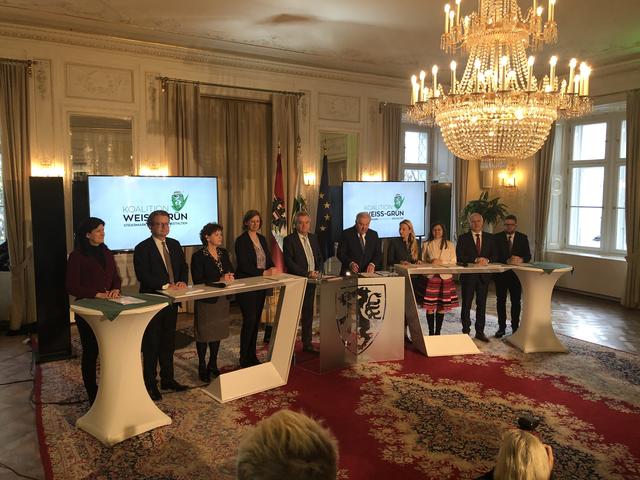 Die neue steirische Landesregierung, flankiert von den beiden Klubobleuten. | Foto: WOCHE