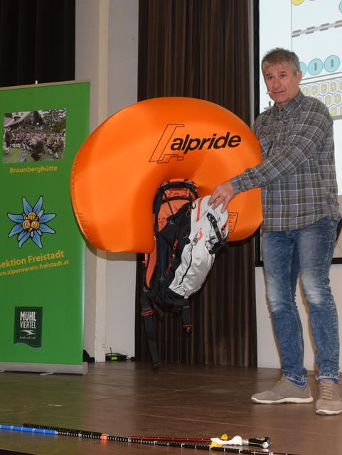 Test eines neuen Lawinenairbags beim Lawinenupdate mit Michael Larcher  | Foto: Gerd Simon