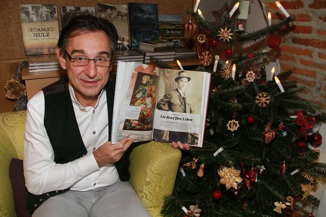 Mit seinem neuen Buch, das auch im Kapuner Gwölb erhältlich ist, wo Monika und Björn Kapun sogar eine eigene Ecke mit Werken des südsteirischen Autors eingerichtet haben, sorgt Karl Oswald aus Heimschuh auch bei seiner Leserschaft für „Herzklopfen“... | Foto: Josef Fürbass