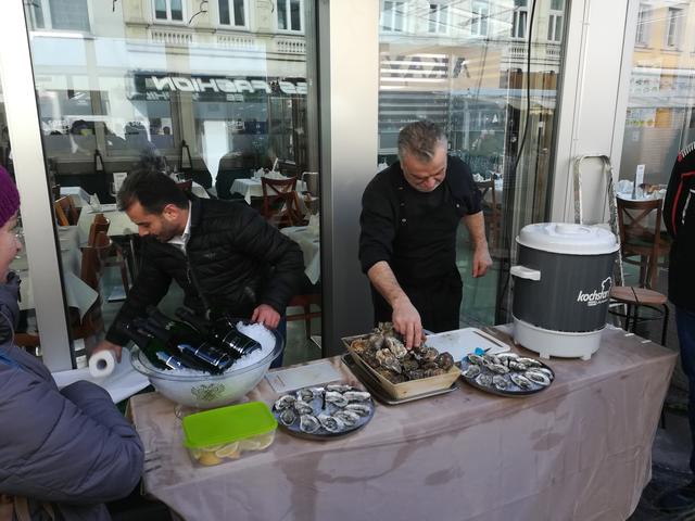 Vorbereitung des "Favoritner Frühstücks" beim Fischrestaurant Sezai. | Foto: Mitten in Favoriten