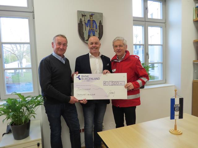 Weihnachtsspende ans Rote Kreuz: Rot Kreuz-Ortsstellenleiter Ernst Imre, Bgm. LA Georg Rosner und Rot Kreuz-Bezirksstellenleiter Rudolf Luipersbeck | Foto: Stadtgemeinde Oberwart
