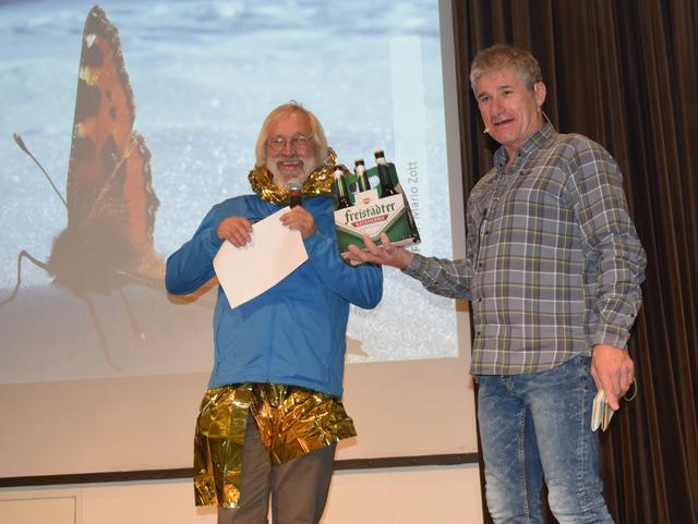 Vortragender Michael Larcher bekommt von Alpenvereinsobmann Gerd Simon ein Tragerl Freistädter Bier mit auf den Heimweg nach Innsbruck  | Foto: Martin Reindl