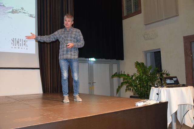 Lawinen-Update-Vortragender Michael Larcher im Freistädter Salzhof in Aktion | Foto: Gerd Simon