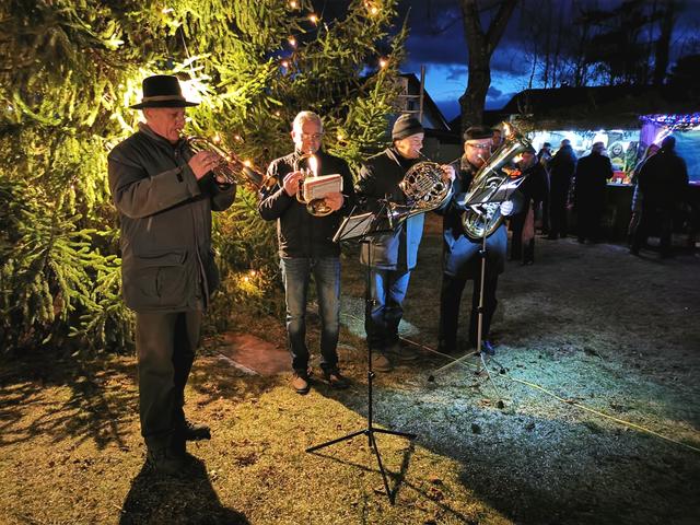 GR Franz Fidler sorgte mit seiner Bläsergruppe für weihnachtliche Klänge.