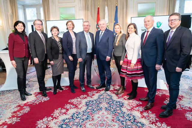 Die neue steirische Landesregierung, flankiert von den beiden Klubobleuten. | Foto: Land Steiermark/Streibl