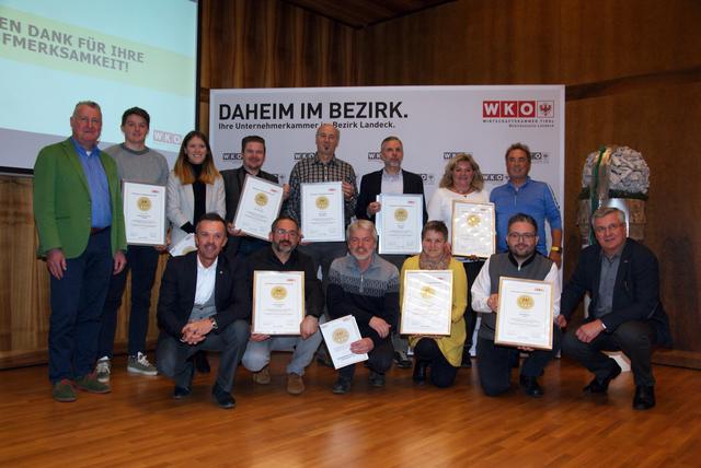 Verleihung in der Wirtschaftskammer Landeck: Insgesamt 13 Gastronomie- und Hotebetriebe durften sich über das neue Gütesiegel freuen. | Foto: Othmar Kolp