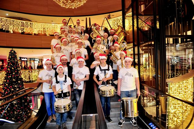 Toller Auftritt der Jugendbrassband Tirol Mitte im weihnachtlich erleuchteten Einkaufszentrum.