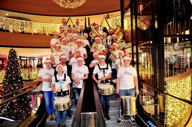 Toller Auftritt der Jugendbrassband Tirol Mitte im weihnachtlich erleuchteten Einkaufszentrum. | Foto: Hassl