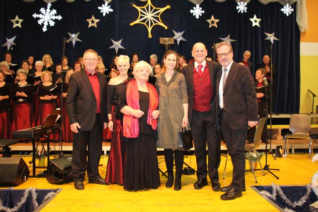 In der Turnhalle erklangen wunderschöne Töne des Chors und ihren Gästen. | Foto: KK