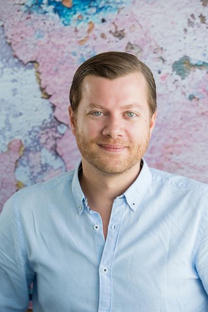 Matthias Jax, MA ist Projektleiter beim Österreichischen Institut für angewandte Telekommunikation (ÖIAT). Seine Schwerpunkte liegen vor allem im Bereich Social Media, Digitale Kompetenz und Internet-Sicherheit.