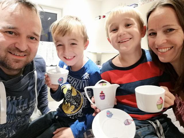 Klaus, Moritz, Matteo und Viktoria Krainer verlosen heuer ein selbstgebasteltes Kaffeeservice, mit den Spenden wird eine Familie aus Preding unterstützt.
