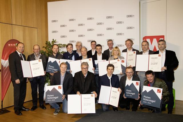 Die BetreiberInnen freuen sich zusammen mit LHStv Josef Geisler über die Verlängerung des Tiroler Pistengütesiegels in ihren Skigebieten: Bergkastel-Nauders (hinten 3.v.l.) und Ischgl (hinten re.).