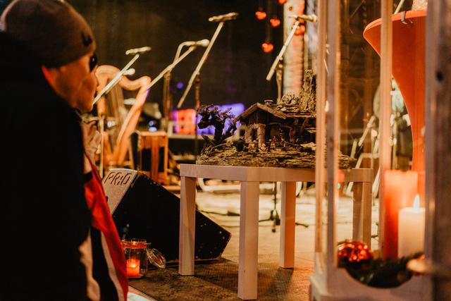 Die Weihnachtskrippe, handgefertigt vom Brucker Krippenbauverein, wurde zu Gunst von Licht ins Dunkel verlost  | Foto: Maria Harms Photography