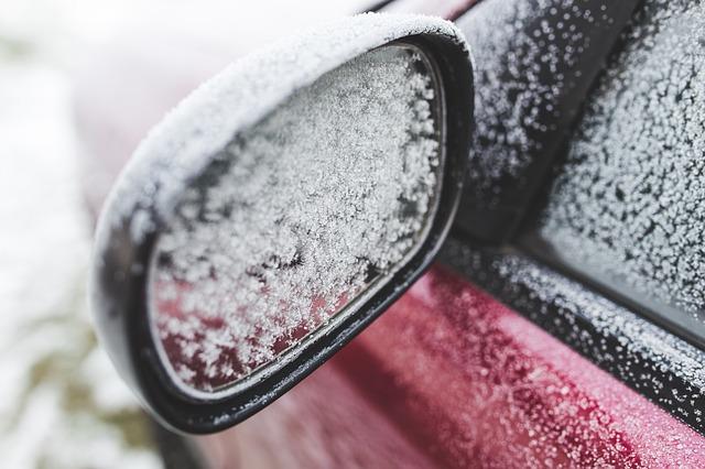 Was passieren kann, wenn man das Fahrzeug nicht von Schnee und Eis befreit, sah man heute leider bei einem Unfall in Feistritz im Rosental. | Foto: Pixabay/kaboompics