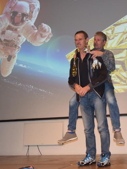 Vortragender Michael Larcher wird von Alpinreferent Thomas Pflügl mit einer Rettungsdecke von der Bühne geborgen  | Foto: Martin Reindl