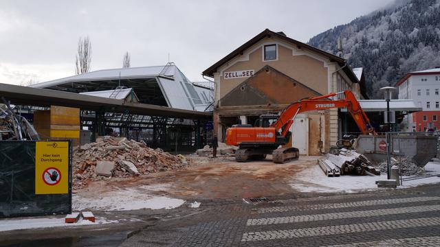 Die Renovierungsarbeiten des Zeller Bahnhofs laufen  | Foto: Schwab