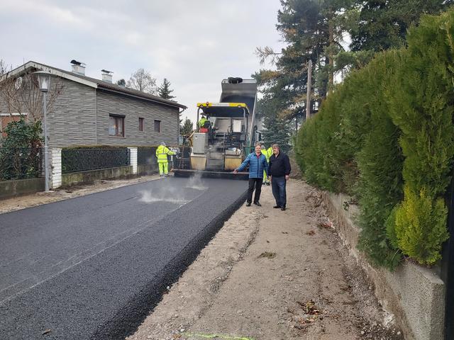 Straßenbau-GGR Martin Pircher und Bürgermeister Walter Grosser, die sich über die letzten Arbeiten dieser großen Gemeinde-Baustelle in diesem Jahr bei einem Lokalaugenschein von der Fertigstellung ein Bild machten. | Foto: Gemeinde Zeiselmauer-Wolfpassing