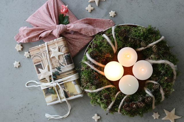 Plastikfreies Weihnachten: Geschenke lassen sich auch wunderbar in altes Zeitungspapier oder schöne Tücher einschlagen. Der Adventkranz ist aus natürlichen Materialien gestaltet und damit kompostierbar.  | Foto: Höllbacher
