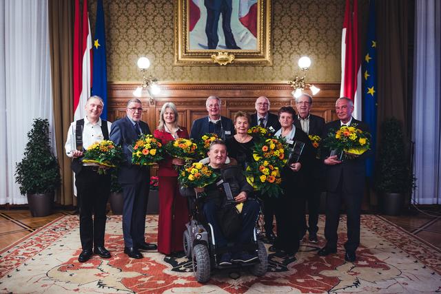 Zehn Wiener Mietervertreter wurden im Rathaus für ihr besonderes ehrenamtliches Engagement geehrt. Mit dabei: Roswitha Abdalla (3.v.r.). | Foto: Wohnservice Wien/Philipp Hartberger