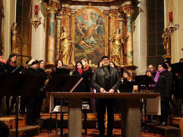 Der Chor "Primavera" unter der Leitung von Bruno Obenaus beim Adventkonzert in der Pfarrkirche St. Stefan ob Leoben. | Foto: Gaube