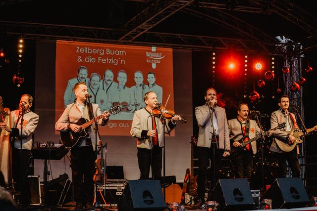 Die "Zellberg Buam" und "die Fetzig'n" mit ihrem Weihnachtsprogramm  | Foto: Maria Harms Photography