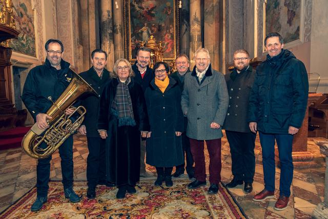 Beim Stillen Advent im Dom: Georg Guggenberger, 3. Landtags-Präsident Josef Lobnig, Hedi Preissegger, Vize-Bgm. Wolfgang Germ, Annelies Wernitznig, Franz Hrastnig (Obmann MGV Scholle Haimburg), Richi Di Bernardo, Lukas Joham und Dompfarrer Peter Allmaier  | Foto: Kulmer