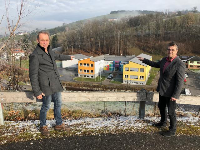 Pv-Anlagen am Ertler Schuldach: Umweltgemeinderat Manfred Kalkgruber und Bürgermeister Josef Forster | Foto: Gemeinde