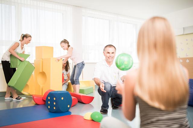 Es liegt an den erwachsenen Bezugspersonen, dem Alltag von Kindern einen Rahmen zu geben, Anteil an ihrem Leben zu nehmen, sie an- und ihnen zuzuhören, anzuerkennen und zu loben, loben und loben ... und vergessen Sie nicht die eigene Vorbildwirkung als Eltern!