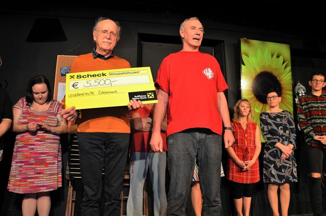 Kawost-Obmann Karl Weber (r.) übergab im Rahmen der letzten Vorstellung des diesjährigen Theaters in Altenmarkt den Spendenscheck in der Höhe von 5.500 Euro an den Ehrenobmann der Leukämiehilfe Steiermark Rupert Tunner. | Foto: Kawost