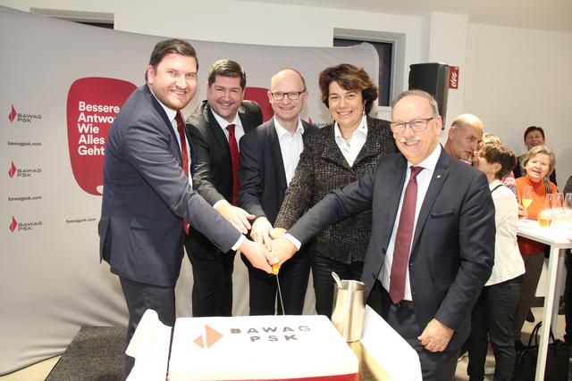 Auch Bürgermeister Gerald Hackl (re.) gratulierte Filialleiter Dietl (li.) und seinem Team zum gelungenen neuen Standort.  | Foto: Bawag P.S.K.