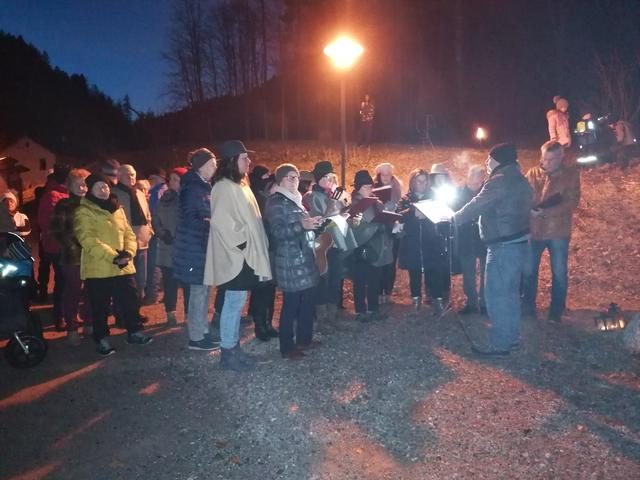 Die Singgemeinschaft Jenbach stimmte Weihnachtslieder an | Foto: Knoflach-Haberditz