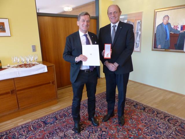 Richter Josef Geisler freut sich über das goldene Ehrenzeichen. | Foto: Zimmermann