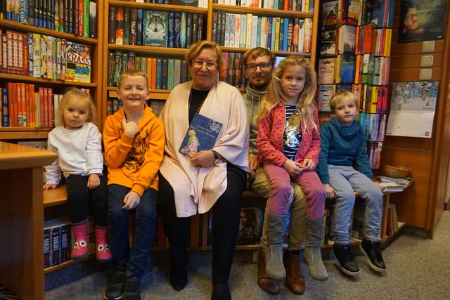 Buchhändlerin Martina Buchner-Szerencsics, Autor Ewald Simon Wurzinger und kleine Zuhörer in der Buchhandlung. | Foto: WOCHE