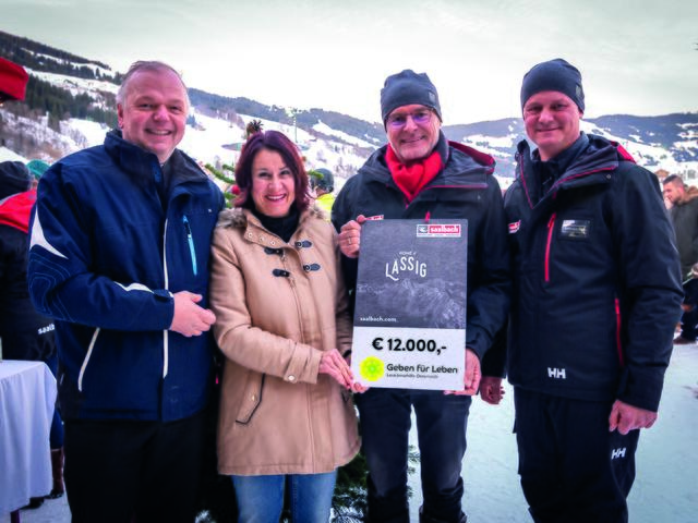 12.000 Euro für "Geben für Leben – "Geben für Leben - Leukämiehilfe Österreich"; am Foto: Pfarrer Rudolf Weberndorfer, Susanne Marosch (Obfrau Geben für Leben), Peter Mitterer (Geschäftsführer Hinterglemmer Bergbahnen), Hans-Georg Bachmann (Geschäftsführer Hinterglemmer Bergbahnen)