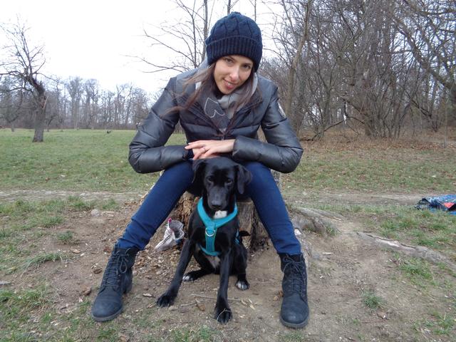 Hundepsychologin Nathalie Sari mit ihrer Hündin 'Lucy'.